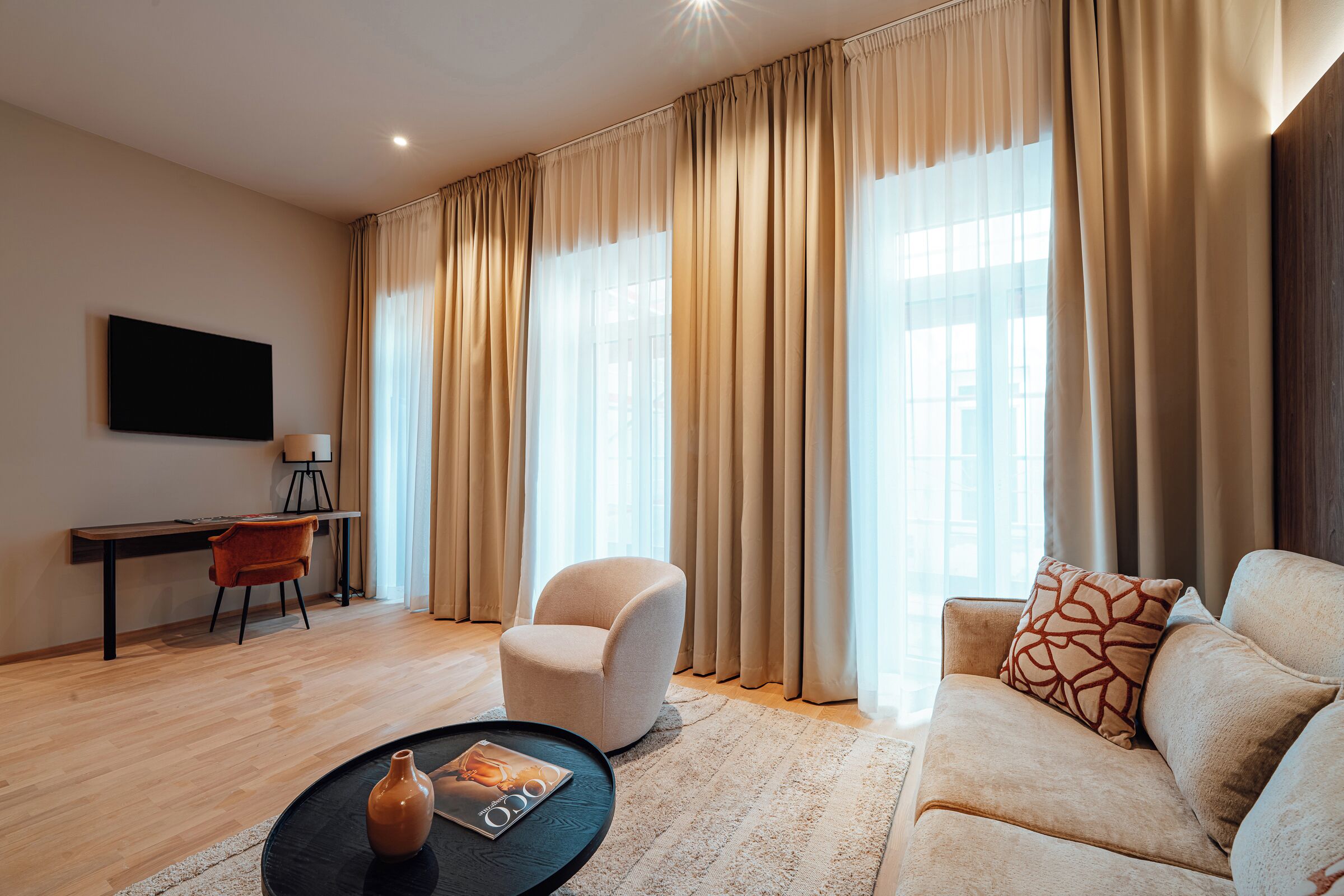 Suite | Wohnbereich | 50-Zoll-Smart-TV mit Satellitenempfang