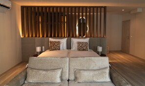 Deluxe-sviitti | Ylelliset vuodevaatteet, minibaari, tallelokero huoneessa