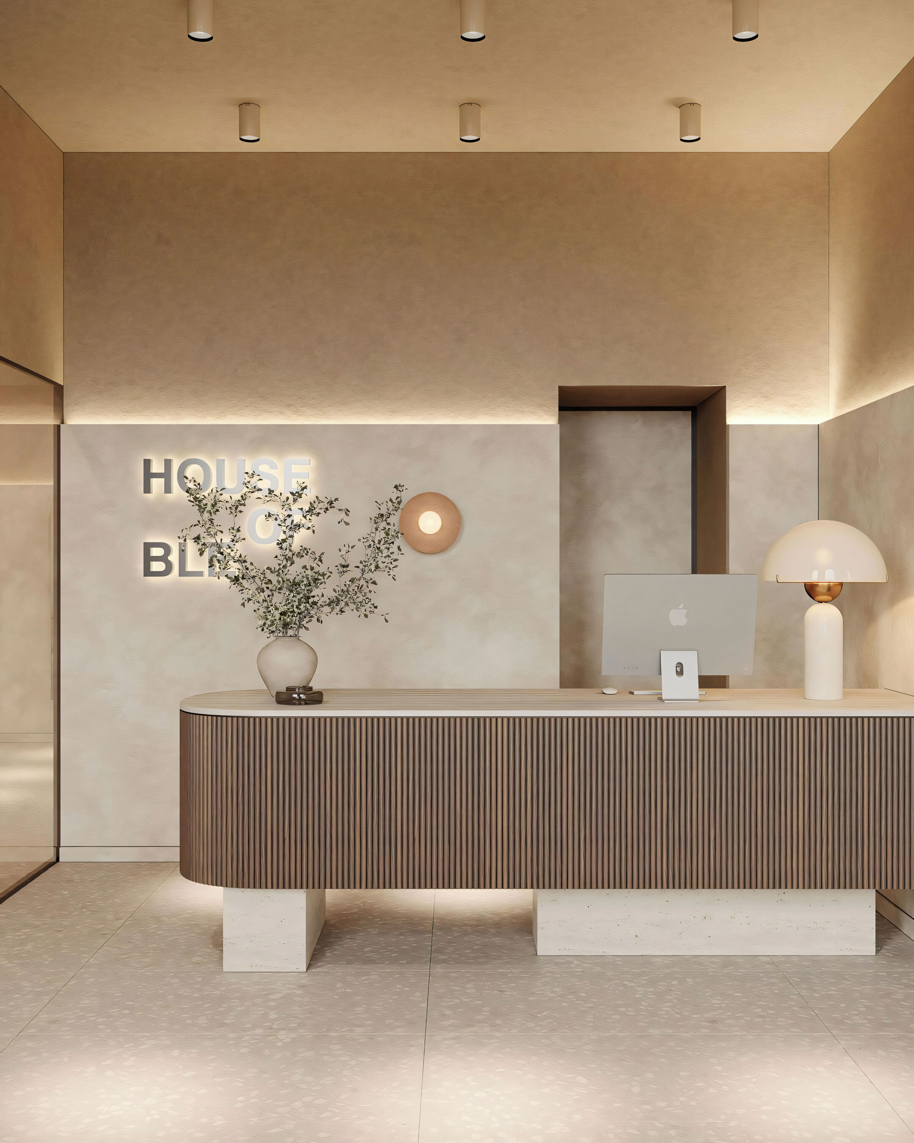 Een modern receptiebalie met een minimalistisch ontwerp, een potplant en een aan de muur bevestigd Apple-logo.