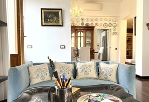 Flat-screen TV - Villa Liberty TownHouse (Siena)