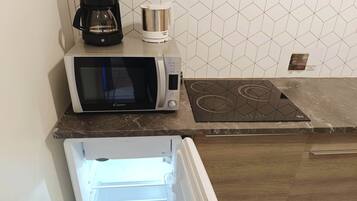Réfrigérateur, micro-ondes, plaque de cuisson, cafetiÚre/bouilloire