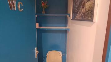 Dusche, Haartrockner, Handtücher, Toilettenpapier