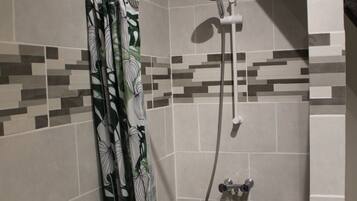 Douche, sèche-cheveux, serviettes fournies, papier toilette