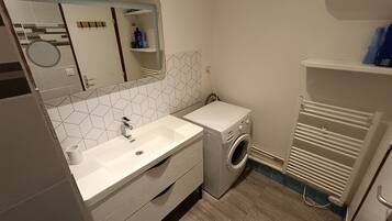 Ducha, secador de pelo, toallas y papel higiénico