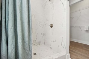 Shower, hair dryer, towels - Quick Walk to the Beach: Your Island Retreat (Fernandina Beach)