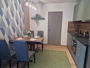 Kühlschrank, Mikrowelle, Ofen, Geschirrspüler