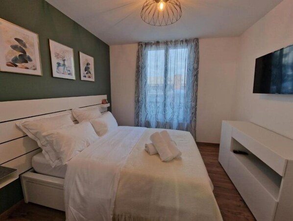 1 slaapkamer, een strijkplank/strijkijzer, gratis wifi, beddengoed