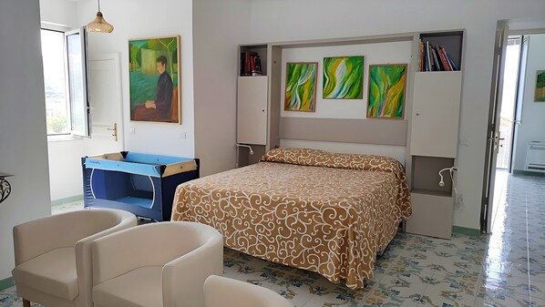 5 Schlafzimmer, Schreibtisch, Bügeleisen/Bügelbrett, Reisekinderbett