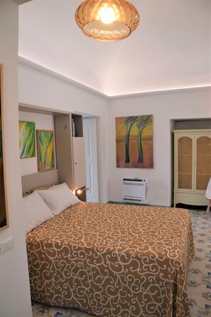 5 Schlafzimmer, Schreibtisch, Bügeleisen/Bügelbrett, Reisekinderbett