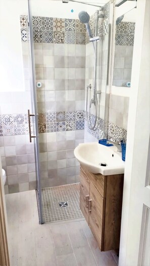 Dusche, Haartrockner, Bidet, Handtücher