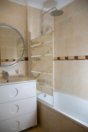 Douche, sĂšche-cheveux, serviettes fournies, savon