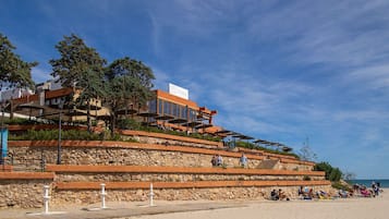 Ligstoelen aan het strand