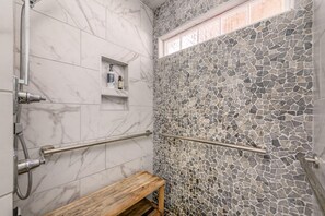 Dusche, Haartrockner, Handtücher, Shampoo
