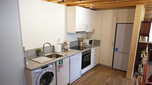 Kaffetrakter/tekoker, kjøleskap, mikrobølgeovn og ovn