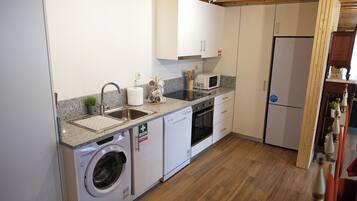 Coffee/tea maker, fridge, microwave, oven