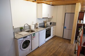 Een koelkast, een microgolfoven, een oven, een kookplaat