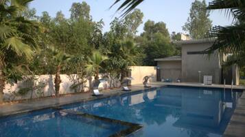 Una piscina al aire libre