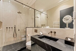 Handtücher, Seife, Shampoo, Toilettenpapier