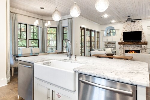 Steps to Seaside & beach! Sleeps 16 Private Pool,Gulf Views, Bikes, Steps to the Beach and Seaside!