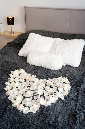 3 bedrooms, iron/ironing board, WiFi, bed sheets - Residence of Golden Elegance (Hlavní město Praha)