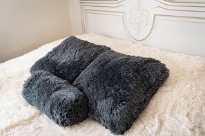 A bed with a fluffy white cover and two dark gray pillows. - Residence of Golden Elegance (Hlavní město Praha)