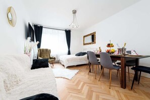 3 bedrooms, iron/ironing board, WiFi, bed sheets - Residence of Golden Elegance (Hlavní město Praha)