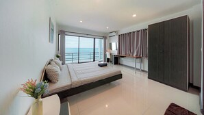Un dormitorio moderno con cama, escritorio y armario.