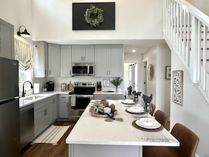 Fridge, microwave, oven, stovetop - Calm Waters at The Retreat at Water's Edge (Tracy City)