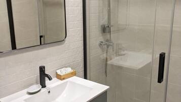 Douche, sĂšche-cheveux, serviettes fournies, savon