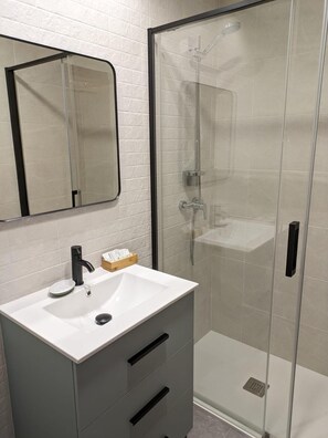 Een douche, een haardroger, handdoeken, zeep