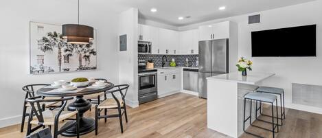 Refrigerador, microondas, horno, placa de cocina