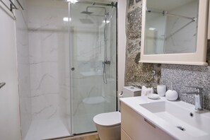 Douche, sèche-cheveux, serviettes fournies