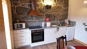 Frigorífico, microondas, horno y placa de cocina