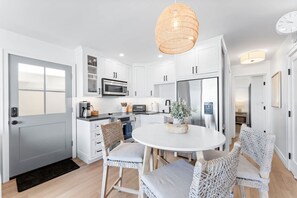 Réfrigérateur, four à micro-ondes, un four, surface de cuisson