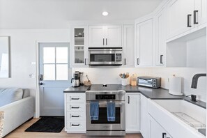 Refrigerador, microondas, horno y parrilla de estufa 