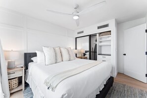 1 bedroom, iron/ironing board, travel cot, WiFi - Luxury Ground N Oceanfront Unit with Patio Lounge (San Diego)