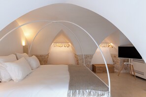 Premium bedding, down duvets, memory-foam beds, minibar - Masseria Valentina (Ostuni)