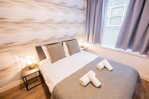 2 slaapkamers, een bureau, een strijkplank/strijkijzer, wifi