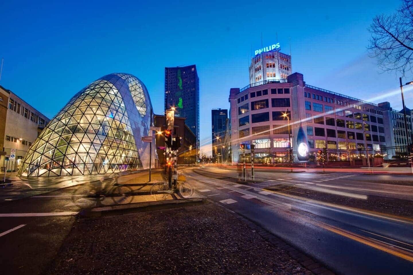 Een modern gebouw met een koepelstructuur en een Philips reclamebord.