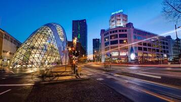 Een modern gebouw met een koepelstructuur en een Philips reclamebord.