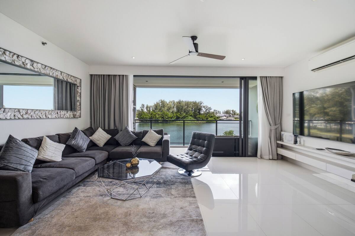 Family Apartment, Balcony, Sea View | Living area