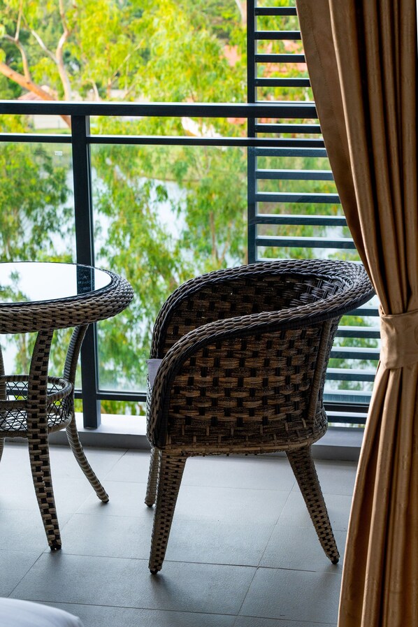 Superior-Apartment, Balkon, eingeschränkter Seeblick | Balkon