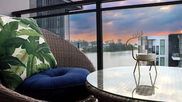 Apartemen Comfort, balkon, pemandangan laut | Teras/patio