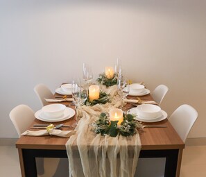 Comfort Apartment, Balcony, Pool View | In-room dining