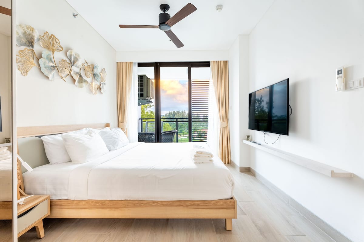Departamento superior, balcón, vista parcial al lago | 1 habitación y caja de seguridad en la habitación
