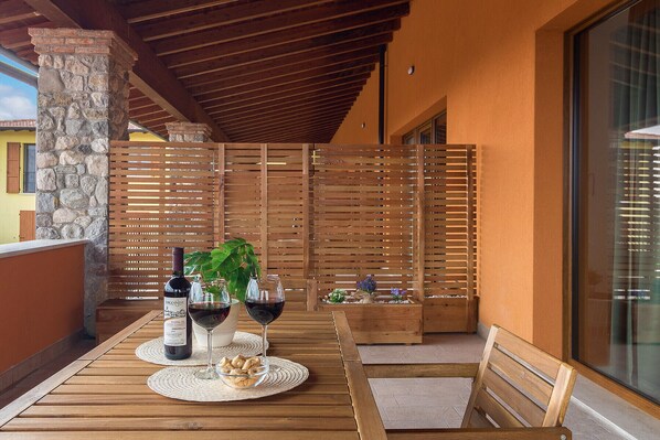 Outdoor dining - Agriturismo Sentieri del Vino - Lago Lucone (Polpenazze del Garda)