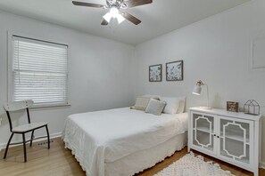 1 bedroom, desk, iron/ironing board, travel crib - Sunset Cottage: 2 bed 1 bath, Pet-Friendly. (Murfreesboro)