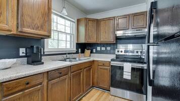 Fridge, oven, stovetop, coffee/tea maker