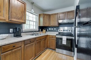 Jääkaappi, uuni, liesi, kahvin-/teenkeitin