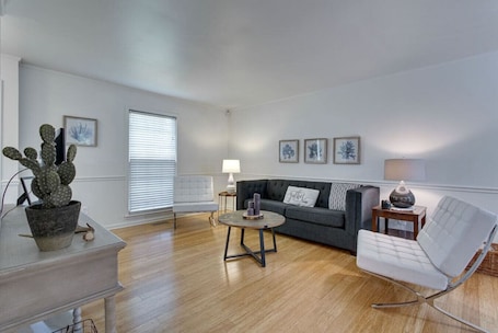 TV. Sunset Cottage: 2 bed 1 bath, Pet-Friendly.